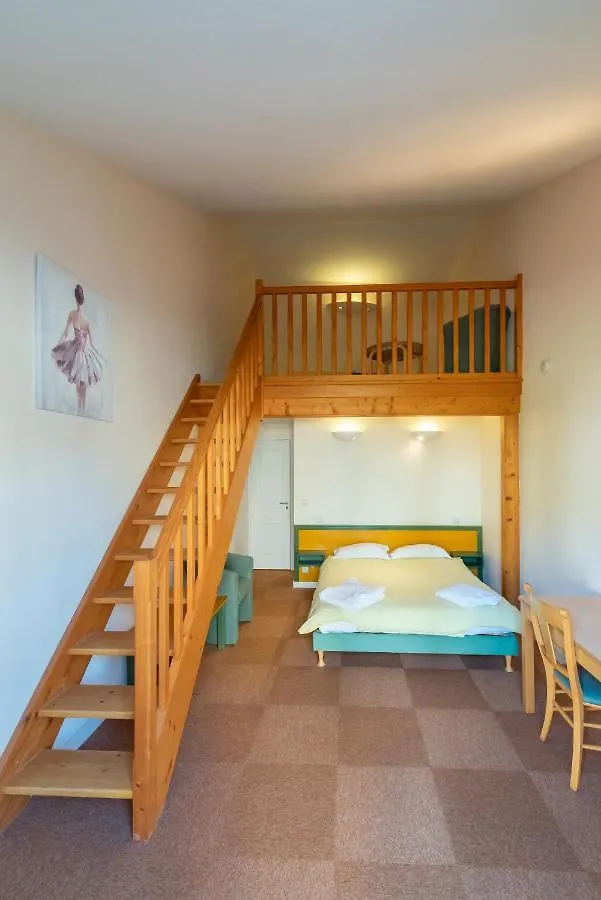 Bed & Breakfast Auberge Des Chanoines Aigueperse  France